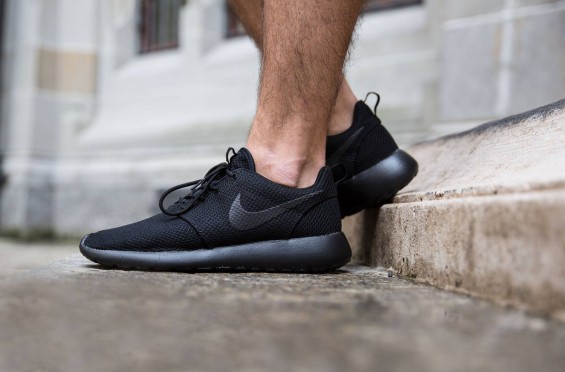 Bolsa Retener no pueden ver The All-Black Nike Roshe One | Streets Connect